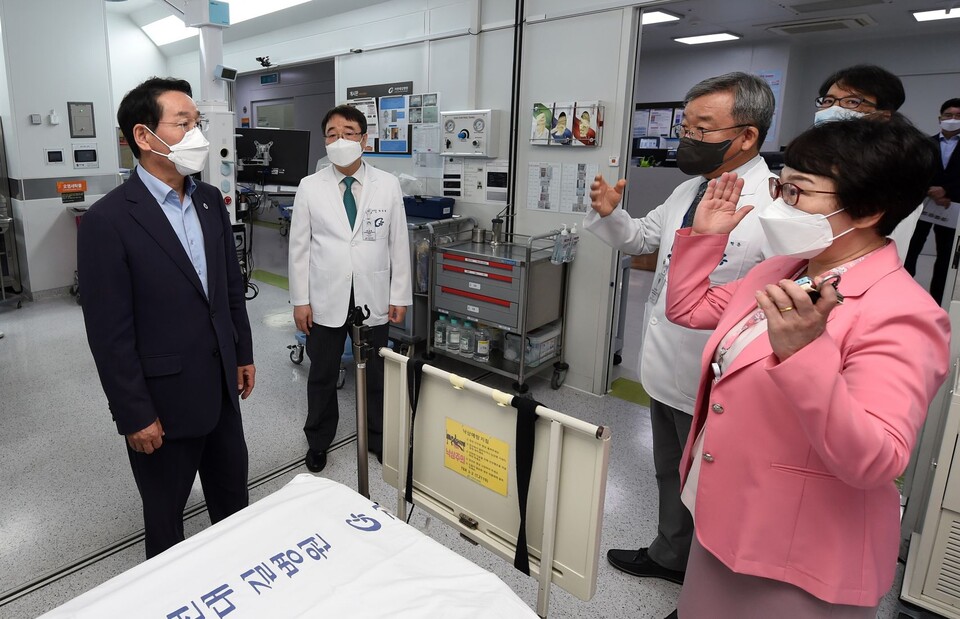9일 유정복 인천시장이 가천대길병원에서 양혁준 권역응급의료센터장에게 비상진료체계 등 의료현황을 설명받고 있다.(사진=인천시)
