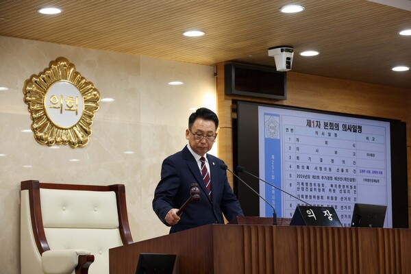 평택시의회(의장 강정구)는 9일 시의회 본회의장에서 제251회 임시회 제1차 본회의를 열어 제9대 평택시의회 후반기 상임위원회 위원 선임과 각 상임위원회 위원장을 선출하며 9월 12일까지 의사일정에 돌입했다. (사진=평택시의회)