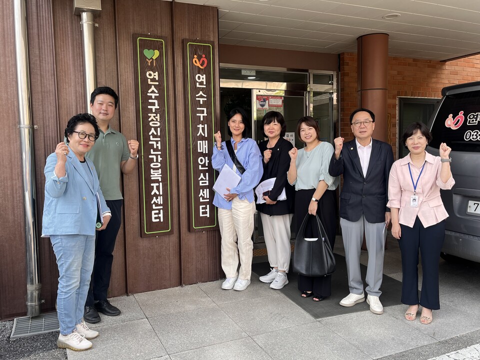인천시 연수구의회 의원연구단체 ‘연수구 건강도시 연구회(대표: 이형은 의원)’는 정신건강서비스 전달체계 및 현황 파악을 위해 연수구정신건강복지센터를 방문했다. (사진=연수구의회)