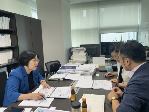 서현옥 도의원은 9월6일 ㈜자치경영컨설팅 윤준희 박사 등이 참석한 가운데 법위반기업에 대한 합리적인 제재기준 설정 연구용역 연구진으로부터 착수 보고를 받고, 용역 추진 방향을 논의했다.(사진=경기도의회)