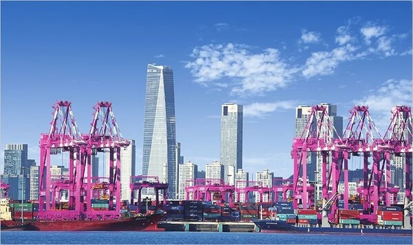 인천항만공사의 탄소중립 전략과제가 국제항만협회 지속가능 어워드 기후·에너지 부문 결선에 진출 (한국시간)14일 오전 7시까지 투표로 우승자를 가린다. 사진은 인천 신항 전경.(사진=인천항만공사)