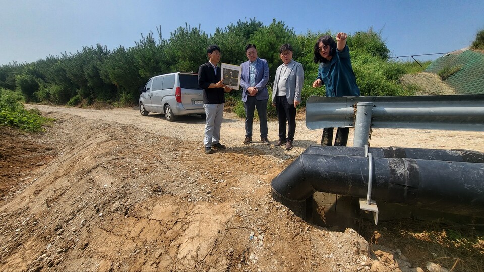 인천시의회가 수도권매립지 침출수 유출 사고 현장을 찾아 피해 상황을 파악에 나섰다. (사진=신충식 인천시의원)