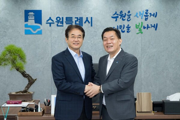 이동환(왼쪽) 고양시장과 이재준 수원시장은 9월10일 수원시청에서 만나 과밀억제권역 규제 완화와 특례시 권한 확보를 위한 대응 방안을 모색했다. (사진=고양시)