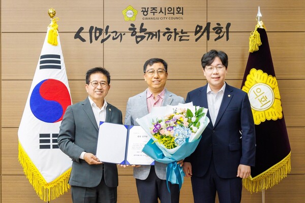 광주시의회는 9월11일 9월의 칭찬릴레이 칭찬공무원으로 건설과 도시재생팀 이홍권 팀장을 선정하여 의장실에서 증서를 수여했다. (사진=광주시의회)