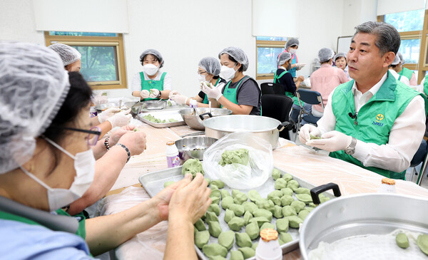 정해권 인천시의회 의장은 12일 연수1동 행정복지센터에서 열린 ‘추석맞이 송편 나늠 행사’에 참석 송편빚기 봉사활동을 가졌다.(사진=인천시의회)