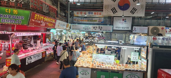 추석을 나흘 앞둔 9월13일 의정부 제일시장에 성수품을 구매하기 위해 장을 보고 있는 시민들로 북적인다. 의정부 제일시장은 경기북부 상권의 중심지로 오랫동안 시민들에게 사랑을 받아왔다. (사진=김동현 기자)