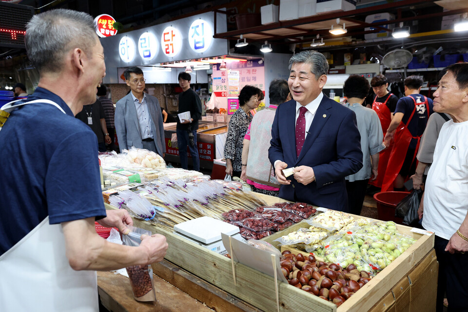 인천시의회 정해권(국·연수1) 의장이 추석을 맞아 전통시장과 복지시설을 찾아 나섰다.(사진=인천시의회)
