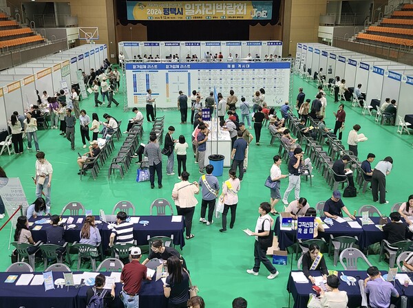 평택시가 지난 9월12일 안중체육관에서 개최한 일자리 박람회에 30개의 기업체와 700여 명의 구직자들이 참가하는 등 성황을 이루었다. (사진=평택시)