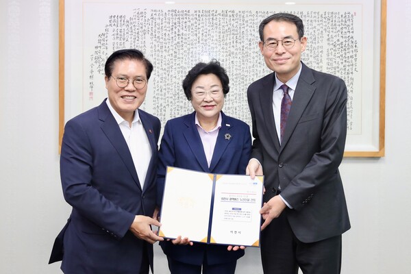 김경희 (가운데)이천시장과 송석준(왼쪽) 의원은 9월13일 국회를 방문해 강희업 대도시권광역교통위원회(대광위) 위원장을 만나 부발 응암리에서 출발하는 잠실행 광역버스 노선 신설을 위해 적극적인 협조를 요청했다. 