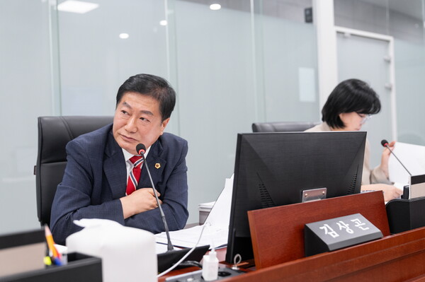 경기도의회 미래과학협력위원회 김상곤(국민의힘, 평택1) 의원이 대표 발의한 「경기도 인공지능 윤리기반 조성에 관한 조례안」이 13일 제377회 임시회에서 상임위 심사를 통과했다. (사진=경기도의회)