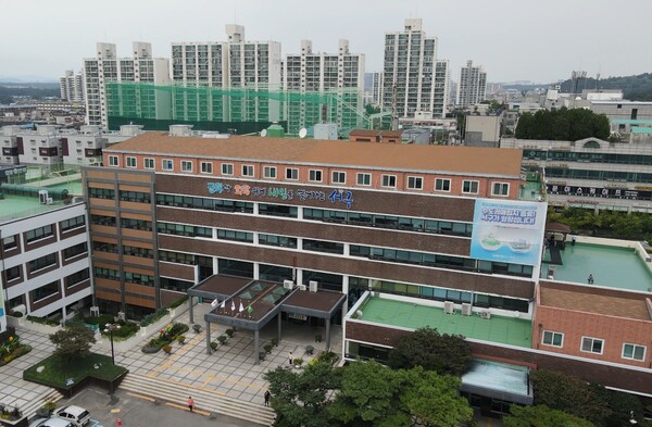 인천 서구는 찾아가는 자원순환 프로그램 행사의 일환으로 오는 9월23일부터 27일까지 ‘투명 페트병 AI 무인수거기 체험 교실’을 운영한다. 서구청 전경(사진=인천 서구)