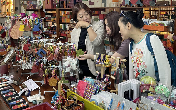 인천항만공사 크루즈 업무 담당자와 MSC 크루즈·롯데관광개발 관계자가 인천 한지공방 ‘이닥’을 방문 매장을 둘러보고 있다.(사진=인천시)