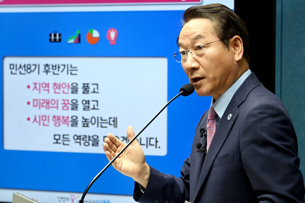 유정복 인천시장이 24~27일 중국 랴오닝성 선양시를 방문 하오펑 랴오닝성 서기, 왕 신 웨이 선양시 서기와 우호협력과 경제교류 활성화를 위한 논의를 가진다. 사진은 지난 6월 27일 시청 브리핑룸에서 민선8기 취임 2주년을 맞아 성과 및 향후 시정운영 방향 설명 장면.(사진=인천시)