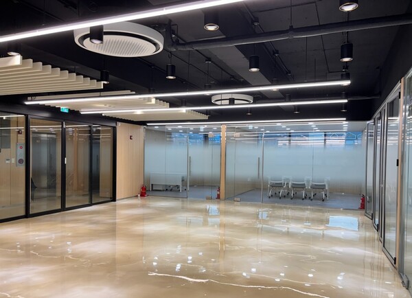 광명시는 하안동 상업지구(하안로288번길 4, 5층)에 ‘재개발‧재건축 현장지원센터’를 마련하고 오는 10월 1일부터 운영을 시작한다. 사진은 재개발·재건축 현장지원센터 내부에 40여 명을 수용할 수 있는 홀의 모습.(사진=광명시)