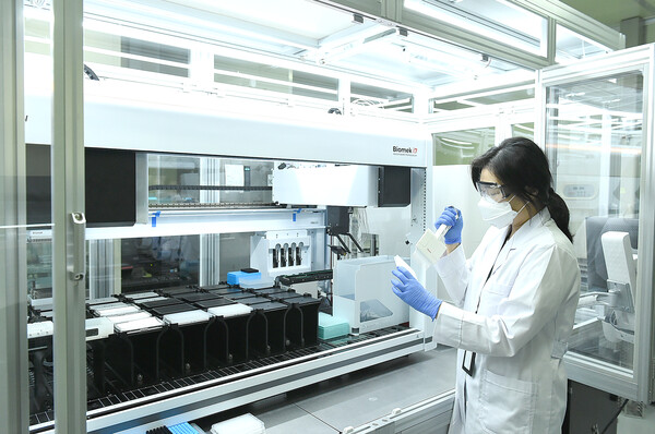 경기도경제과학진흥원(경과원)이 도내 바이오 기업들의 연구 생산성 향상을 목표로 첨단 연구 장비 도입에 박차를 가하고 있다. (사진=경과원)