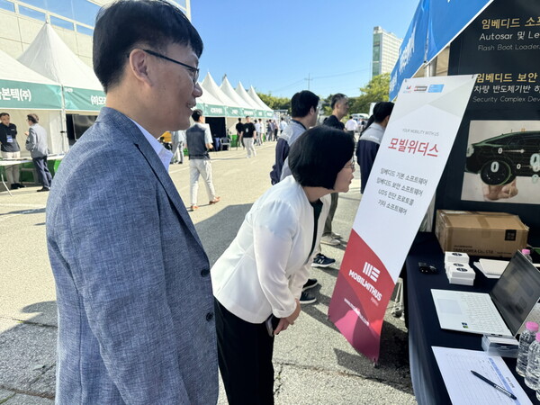 서현옥 도의원은 24일 평택시 KG모빌리티 본사에서 열린 ‘2024년 미래 모빌리티 테크쇼(Tech Show)’에 참석해 평택 관내 기업의 전시부스를 둘러보며 기업인들을 격려했다. (사진=경기도의회)