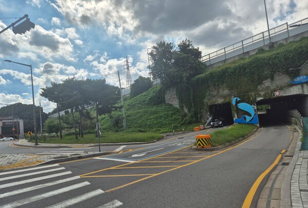 의왕시는 개발사업에 따른 교통량 증가로 출퇴근 시간 등 피크 시간에 차량정체가 발생하는 백운호수삼거리 교차로와 삼동교차로의 차로를 확장할 계획이라고 9월26일 밝혔다. (사진=의왕시)