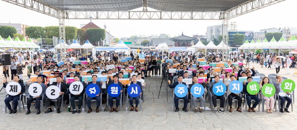 &lsquo;제22회 수원시 주민자치박람회&rsquo;가 9월26일 수원 화성행궁 광장에서 열렸다. (사진=수원시)