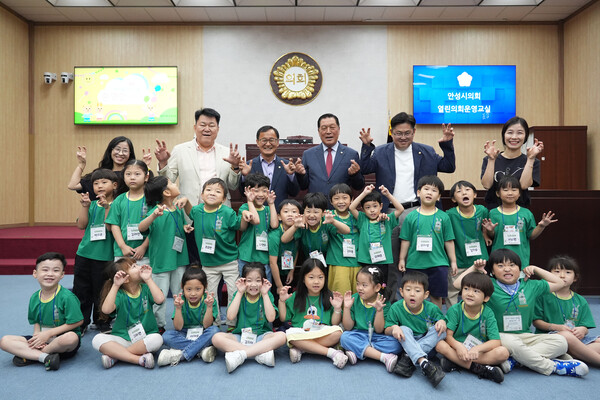 아이림 어린이집 원생 22명은 9월26일에 안성시의회를 견학했다. (사진=안성시의회)