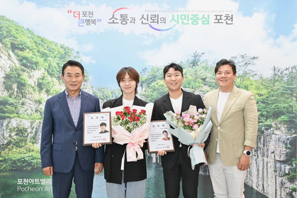 가수 김성준과 배우 윤태용이 포천시 홍보대사로 위촉됐다. 9월27일 포천시청에서 열린 홍보대사 위촉식. (사진=포천시)