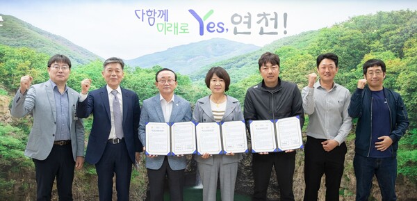 연천군은 9월26일 고려인삼영농조합(대표 박철민), ㈜우리들식품(대표 서인숙)과 함께 연천 인삼 산업 발전을 위한 업무협약(MOU)을 체결했다. (사진=연천군)