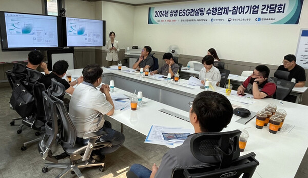 상생 ESG컨설팅 수행사인 ㈜에코앤파트너스의 고순현 부사장이 글로벌 ESG규제 및 기업 ESG 경영에 대해 설명하고 있다.