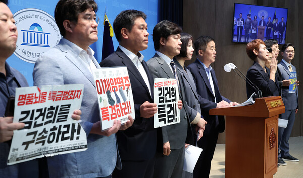 더불어민주당 강득구 의원을 비롯한 시민단체 관계자들이 9월27일 오전 국회 소통관에서 기자회견을 열고 '김건희 특검법' 재의결을 촉구하고 있다. (사진=연합뉴스)