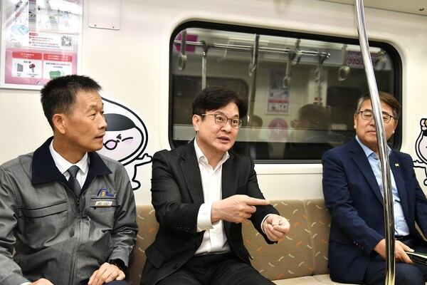 김병수 시장이 9월30일 골드라인 역사를 방문해 추가투입 현장 점검을 하고 있다. (사진=김포시)