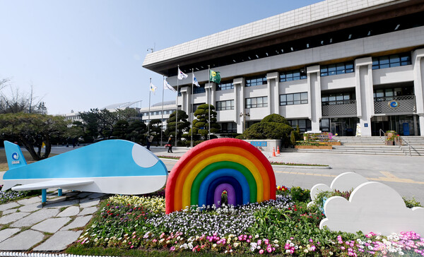 인천시가 인천애뜰 사용 제한은 헌법 위반이라는 헌법재판소 결정을 받은 지 1년이 지나서도 관련 위헌 조례를 그대로 두고 있는 것으로 드러났다. 사진은 인천애뜰 꽃정원. (사진=인천시)