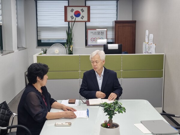 포천시 보건소장과 팀장이 공공산후조리원과 관련한 소통을 하고 있다. (사진=김순철 기자)