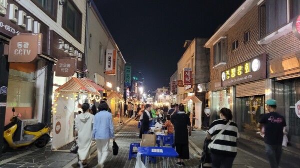 안성시 시민활동통합지원단이 의욕적으로 추진한 ‘6070 추억의 거리 골목식탁’을 둘러본 시민들이 “새로운 골목축제가 신선하고 재미있다”는 반응을 보이며 큰 인기를 끌었다. (사진=안성시)