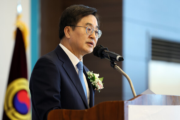 김동연 경기도지사가 노인의 날을 맞아 경기도 노인복지를 위해 간병 SOS 프로젝트와 AI 돌봄사업을 추진할 것을 약속했다. (사진=경기도)