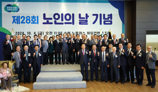 김동연 경기도지사가 노인의 날을 맞아 경기도 노인복지를 위해 간병 SOS 프로젝트와 AI 돌봄사업을 추진할 것을 약속했다. (사진=경기도)