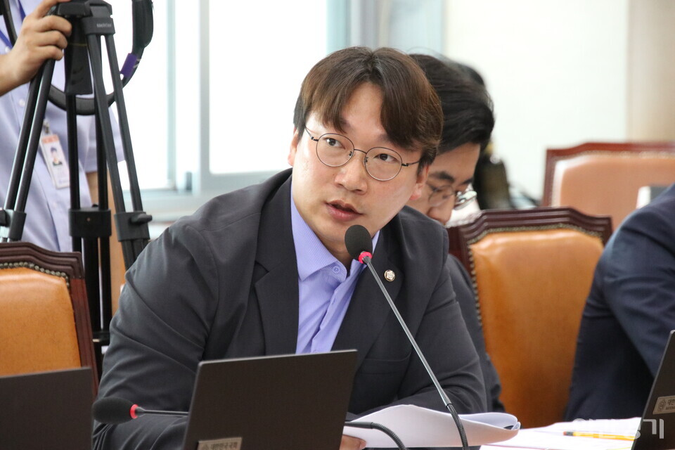 22대 국회 행안위 국감에서 야당위원이 ‘대통령 관저 증축’ 21그램 업체 졸속 지정을 지적하자 이상민 행안부 장관이 “동의하기는 어렵다”라고 답해 야당 위원들의 질타를 받았다. 질의하는 모경종 의원. (사진=조태근 기자)