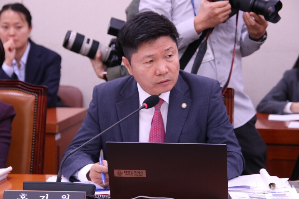 외통위 여야당 위원들이 오물풍선 대응방안을 두고 격렬한 공방을 벌였다. 발언하는 홍기원 의원. (사진=조태근 기자)