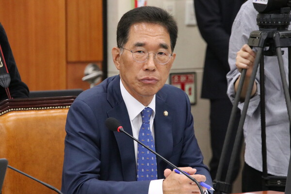 김주영 국회의원이 8일 국회에서 실시된 환경노동위원회 국정감사에서 생각에 잠겨 있다. (사진=홍정윤 기자)