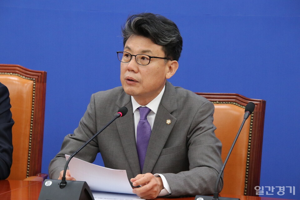 진성준 더불어민주당 정책위의장은 10월10일 국회에서 열린 제2차 국정감사대책회의에서 정부가 세수 결손을 메우기 위해  올해에도 지방 교부세 삭감과 기금 돌려막기 카드만 만지작거리고 있다고 질타했다.  (사진=조태근 기자)