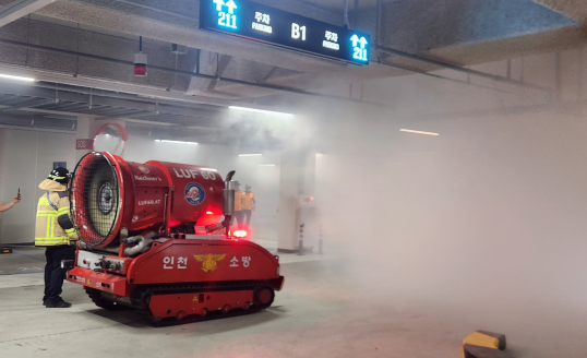 인천소방본부는 10월11일 지하주차장 전기차 화재 관련 TF 결과를 발표했다.  지난 9월2일 미추홀구 학익SK뷰 아파트 핫 스모크테스트 실험 실시 장면. (사진=인천소방본부)