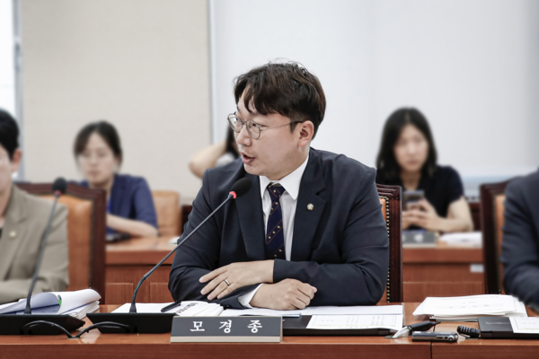 국회 행정안전위원회 모경종(더불어민주당) 의원은 지난 10일 행안위 국감에서 소방청과 국립소방연구원에 인천소방본부의 직급체계 조정과 밀집 시설 대형 화재 방지를 위한 소방설비 도입에 대한 지속적인 관심을 당부했다. 더불어민주당 모경종 의원(사진=모경종 의원실)
