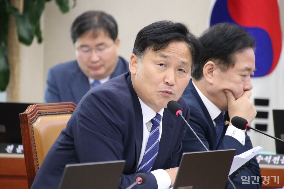 기재위 야당 위원들은 초부자와 대기업 중심의 법인세·소득세·상속세 감세가 경제 활성화를 위한 감세라는 윤석열 정부의 주장에 재검토가 필요하다고 지적했다. 발언하는 김영진 위원. (사진=조태근 기자)