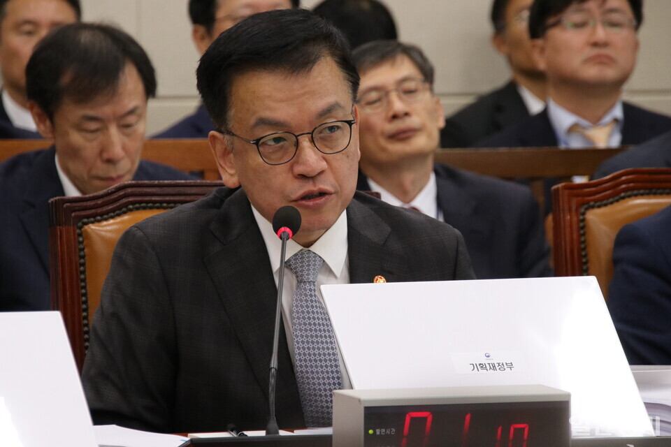 기재위 야당 위원들은 초부자와 대기업 중심의 법인세·소득세·상속세 감세가 경제 활성화를 위한 감세라는 윤석열 정부의 주장에 재검토가 필요하다고 지적했다. 답변하는 최상목 부총리. (사진=조태근 기자)