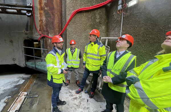 이경규 사장을 비롯한 인천항만공사 마케팅대표단이 제35차 국제항만협회(IAPH) 총회에 참석 인천항 포트세일즈를 펼친 가운데 대표단이 프랑스 르아브르항 갑문시설 현장을 방문 시설을 둘러보고 있다. 오른쪽 두번째 이경규 사장.(사진=인천항만공사)