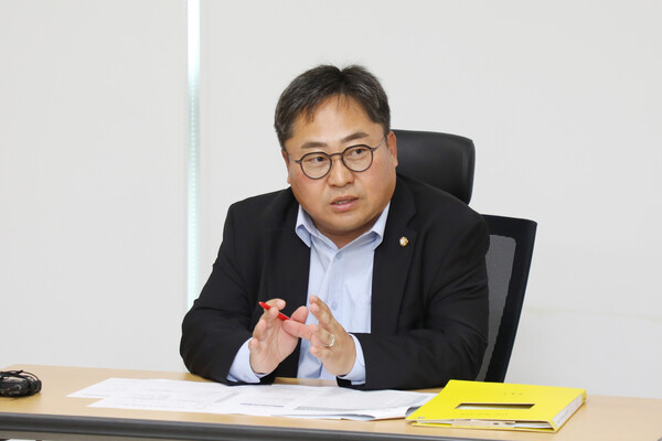 수원시의회 박현수 의원은 10월14일 소멸 위기에 놓인 농촌의 재생과 지속가능성을 도모하기 위한 ‘농어민 기회소득 정책간담회’를 개최했다. (사진=수원시의회)