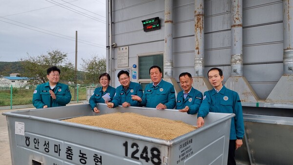 안성시의회는 10월14일 지역농협의 추곡수매 현장을 방문하여 한 해 동안 고생한 농민들의 노고를 격려하고 벼수매 과정에서 발생한 애로사항 등을 청취하였다. (사진=안성시의회)
