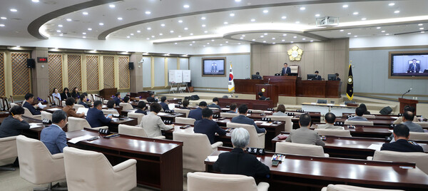 수원시의회가 제387회 임시회 제2차 본회의를 열어 조직개편에 따른 상임위원회 위원장을 선출했다. (사진=수원시의회)