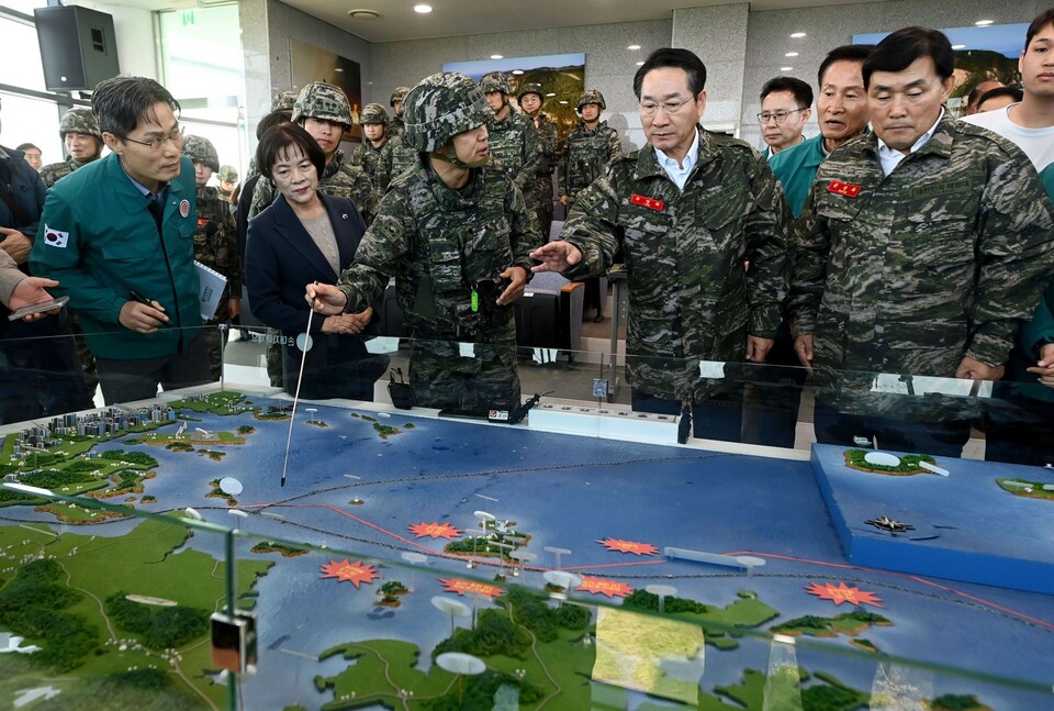 17일 유정복 인천시장이 옹진군 연평평화전망대를 찾아 안보상황을 점검하고 있다.(사진=인천시)