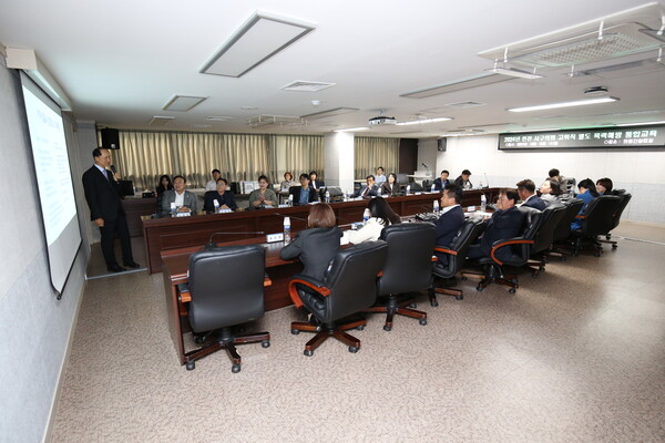 서구의회는 지난 16일 의원간담회장에서 의원들과 5급 이상 고위직 공무원을 대상으로 폭력 예방 통합교육을 실시했다.(사진=서구의회)