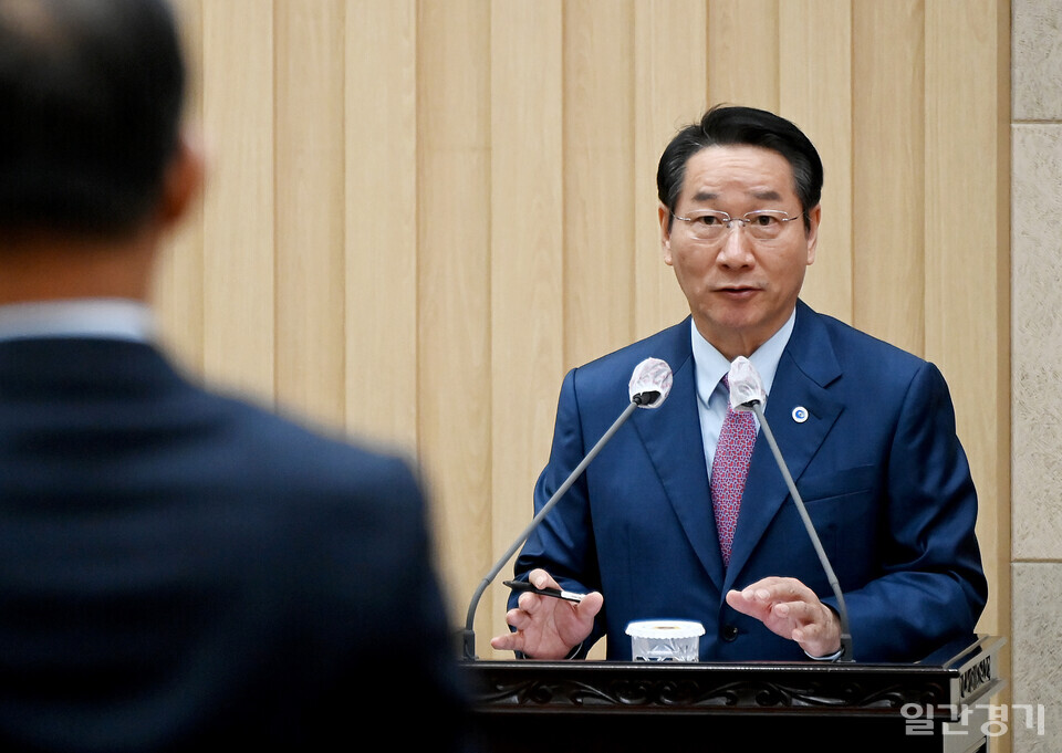 유정복 인천광역시장이 22일 인천광역시의회 본회의장에서 열린 '제298회 임시회 제3차 본회의'에서 의원들의 시정질문에 답변하고 있다.