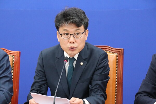 진성준 민주당 정책위의장은 10월22일 국회에서 열린 국정감사대책회의에서 “우리 경제에 또다시 빨간불이 들어왔다”라며 정부의 낙관론에 대해 비판했다. (사진=조태근 기자)