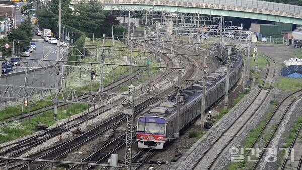 인천시는 10월 25일 ‘경인전철 지하화 선도사업 제안서’를 국토교통부에 제출한다.사진은 인천 부평역 인근에서 촬영한 경인전철. (사진=일간경기DB)
